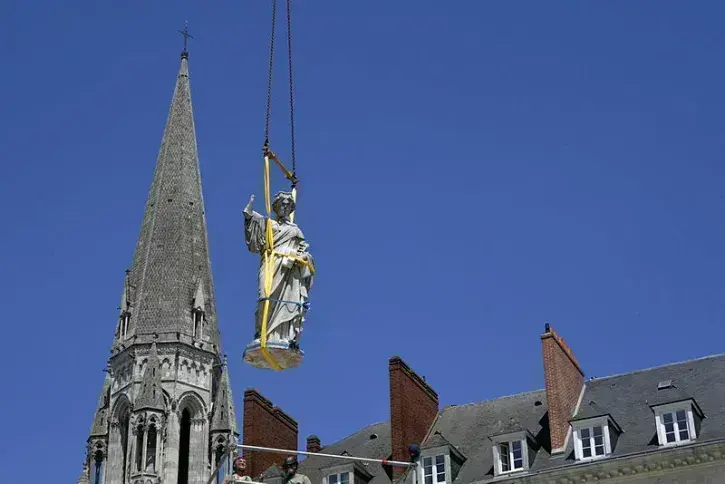 Une statue de la fontaine est soulevée dans les airs.