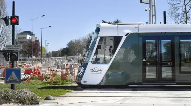Des travaux le long de la ligne 1 de tramway à Nantes.