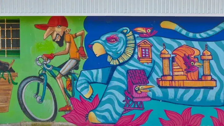 Une fresque colorée peinte sur la façade d'un immeuble rue de Cahors, à Saint-Herblain.