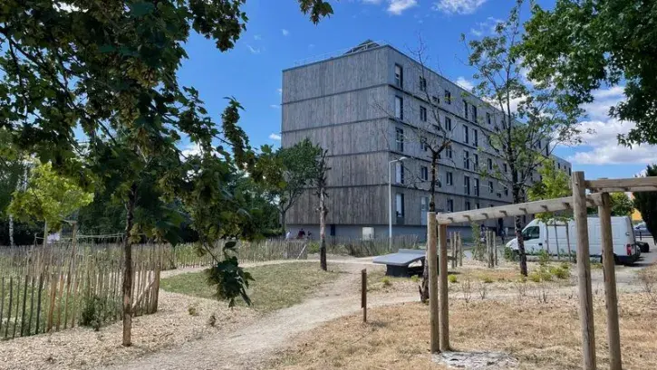 Des espaves verts au pied d'un immeuble rénové dans le quartier moulin-du-Bois, à Saint-Herblain.