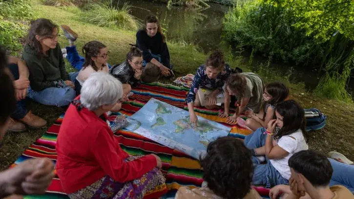 Des familes profitent d'une animation au Jardin des plantes de Nantes.