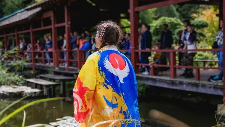 Une femme costumée aux couleur du Japon devant la Maison de l'Erdre.