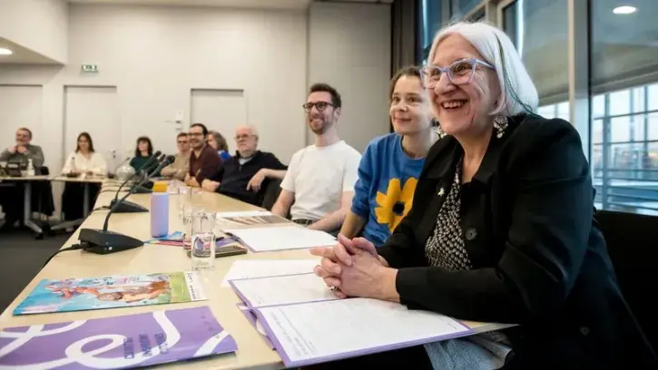Des personnes réunies autour d'une table lors de la remise de l'avis de la commission citoyenne sur le futur de l'Hôtel-Dieu.