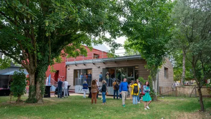Des personnes dans le jardin de la maison d'accueil de jour Françoise-Seligmann, rue Francisco-Ferrer à Nantes.