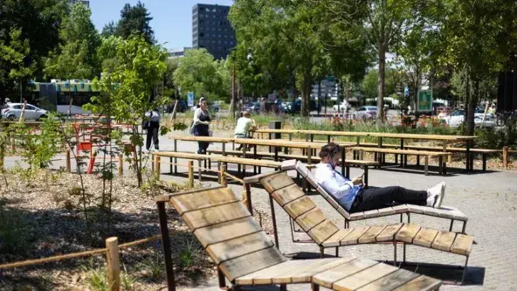 Un homme profite des transats et des plantations de la place Viviani, à Nantes.