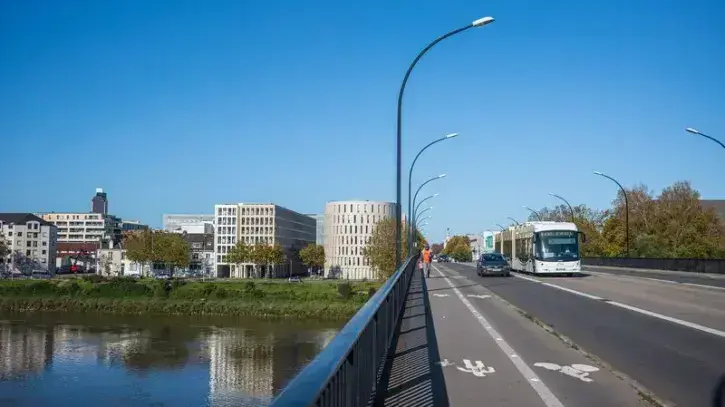 Un piéton, une voiture et un busway électrique franchissent le pont Aristide-Briand à Nantes.