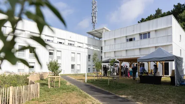 Une résidence de logements construite en habitat modulaire.