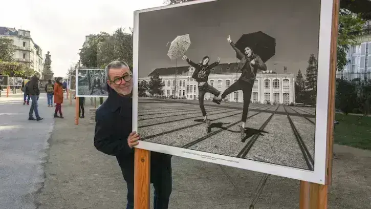 Le photographe Patrick Garçon a rencontré 90 artistes en trois ans pour cette exposition. © Thierry Mezerette