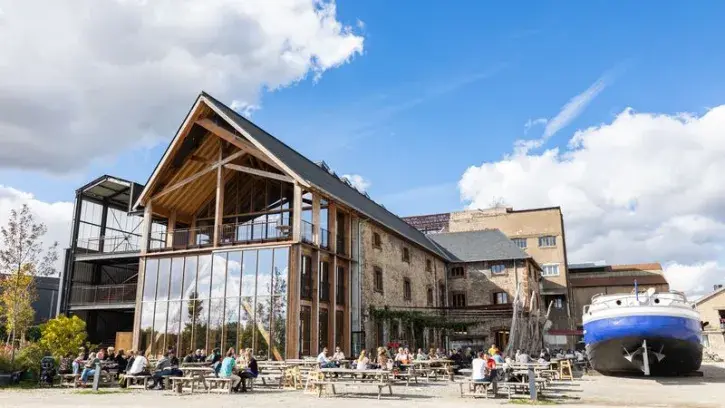 La cale Dubigeon, centre historique de la plaine industrielle du Bas-Chantenay, est aujourd'hui le cœur vivant de ce quartier en pleine mutation, avec sa brasserie, son chantier de réparation navale et les structures culturelles qu'elle abrite. © Jérémie 