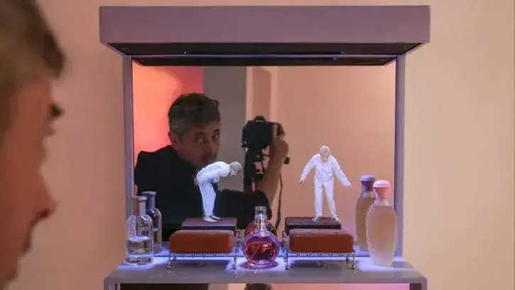 "Chorégraphie aux savonnettes" (2014), théâtre optique. Collection particulière, Paris. Photo © Pierrick Sorin. © Adagp, Paris, 2024