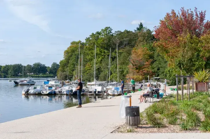 A Port-Jean, sur la rive gauche de l'Erdre vers Carquefou, la rivière forme une anse naturelle. 