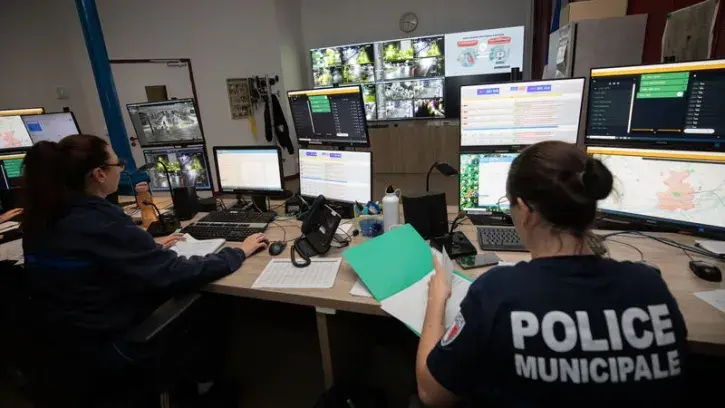 La salle de commandement. Elle retransmet les images des caméras de vidéoprotection du Centre de supervision urbain (CSU). Les opérateurs qui y sont dédiés peuvent créer des mains courantes, recevoir des appels des habitants, contacter les patrouilles sur