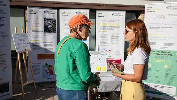 Le dispositif d'information mobile de la concertation autour du Pôle d'écologie urbaine, sur le Marché de Saint Sébastien sur Loire, pour expliquer les enjeux du projet aux habitants. © Céline Jacq pour Nantes Métropole