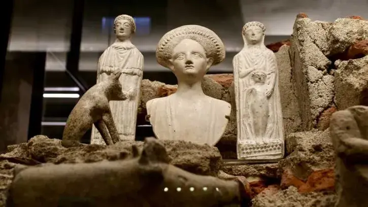 Trouvé à Rezé, ce laraire (ou chapelle domestique) du 2e siècle forme un ensemble unique pour la Gaule, avec des divinités celtiques, des figures animales et la représentation d'une impératrice romaine © Romain Boulanger