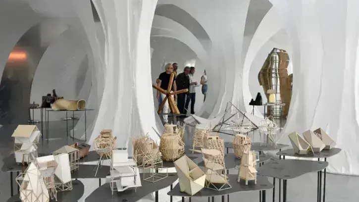 L'École nationale supérieure d'architecture (ENSA) abrite d'étonnantes bulles gonflables, où sont exposés des projets conçus des étudiants en fin de cursus. Ces derniers ont imaginé, sous la direction de Michel Bertreux et Francis Miguel, des habitats et 