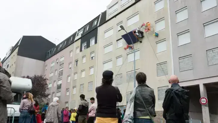 2019 : Après l'arrivée d'un réverbère à nœud avenue Winston-Churchill, puis d'une Fiat 500 stationnée à la verticale rue d'Aquitaine, Monsieur Bourgogne vient s'installer sur une façade d'immeuble… © Régis Routier.