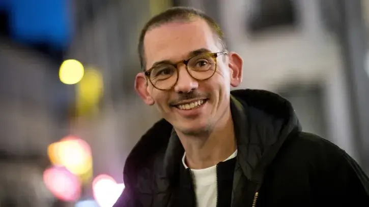 Portrait : artiste plasticien, Vincent Olinet vit et travaille à Paris. Son parcours lumineux, "La Nuit je vois", a été lancé en 2022 pour la première édition du Voyage en hiver.  © Tim Fox.