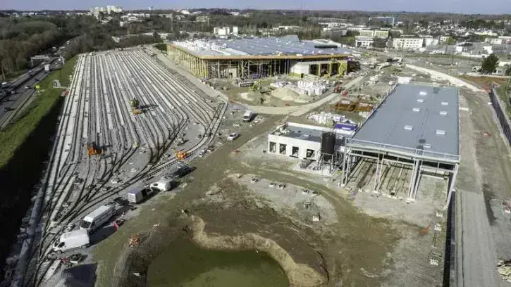 De gauche à droite, vue aérienne de l'aire de remisage, de l'atelier du Cetex, des bâtiments technique et d'exploitation, du pôle d'échange multimodal © Valéry Joncheray