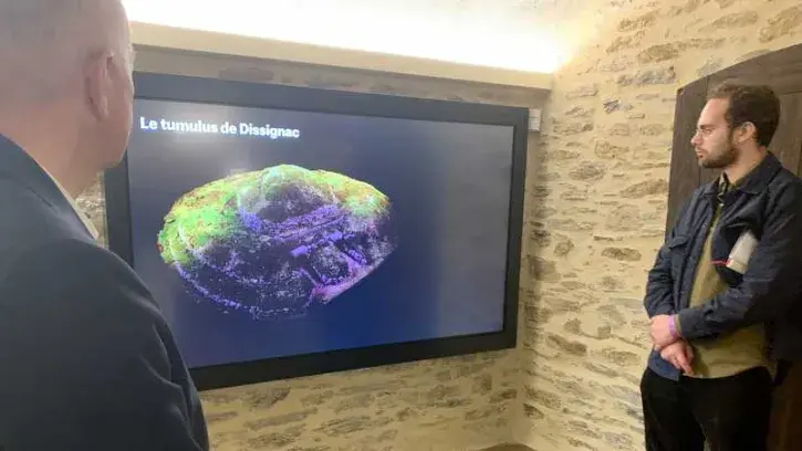 De multiples dispositifs mulimédias parsèment le parcours, permettant de mieux appréhender les objets exposés et le contexte dans lequel ils ont été façonnés © Pierre-Yves Lange.