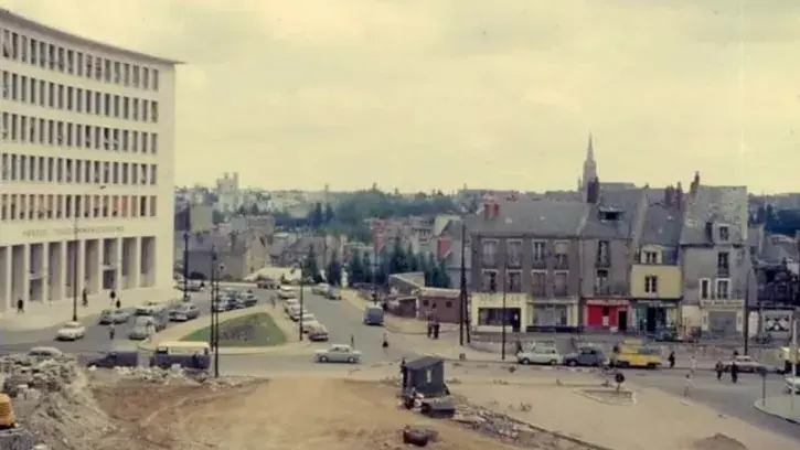 En lieu et place du vieux quartier du Marchix se construit après-guerre la Nantes « moderne ». Au sud d'une place de Bretagne repensée par l'architecte Roux-Spitz, reste une parcelle exiguë de 1 800 m2. « Le premier adjoint d'André Morice a avancé l'idée 