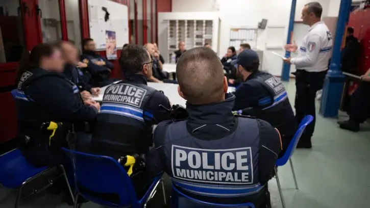Le briefing. 21h30. Les 16 agents engagés pour la soirée reçoivent les consignes de Cédrik Pitrosky et échangent sur les objectifs : sécuriser les secteurs de l'allée Duguay-Trouin, du Hangar à bananes et de la place de la Galarne où du trafic de stupéfia