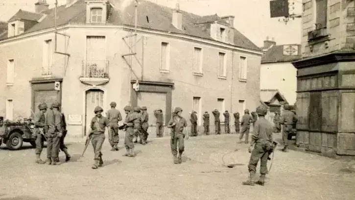 L'arrivée des Américains à Carquefou le 9 août 1944. A l'arrière plan, on distingue des prisonniers alignés le long d'un mur © Archives de Nantes.