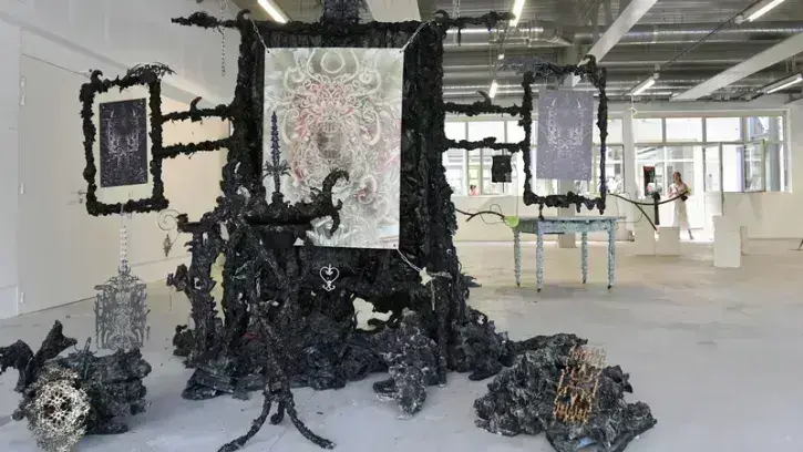 Les Beaux-Arts Nantes Saint-Nazaire sont nichés dans les anciennes halles Alstom, qui se laissent traverser cet été d'est en ouest. Une exposition collective donne à voir les travaux d'étudiants de 5e année, répartis en quatre salles. Six jeunes diplômés 