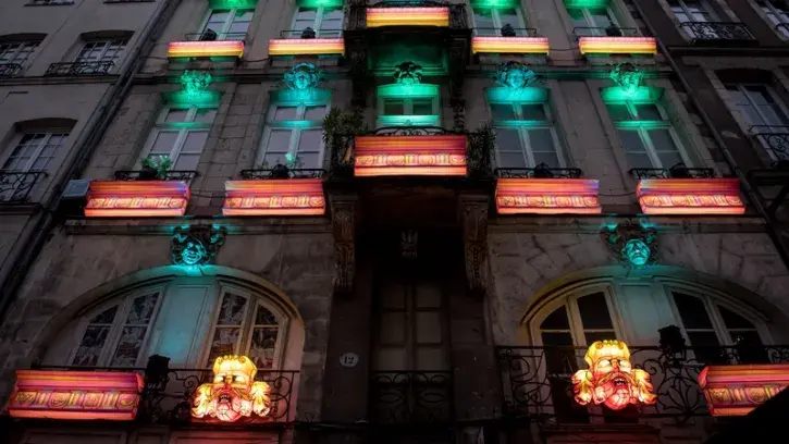 « La Nuit je vois, c’est le portrait ou le rêve d’une ville, exploique l'artiste. J’ai repris des éléments de l’architecture nantaise – consoles, mascarons, moulures... – et je les ai transformés en sculptures lumineuses, en lanternes, qui s’allument et c