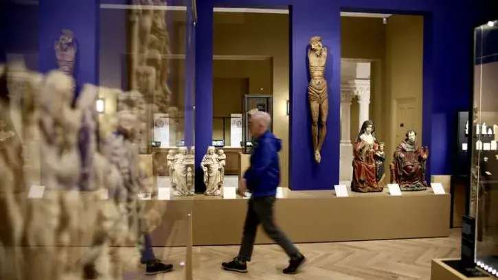 Dans les collections d'art médiéval. Le visiteur passe tour à tour dans de vastes pièces à des espaces plus intimes © Romain Boulanger.