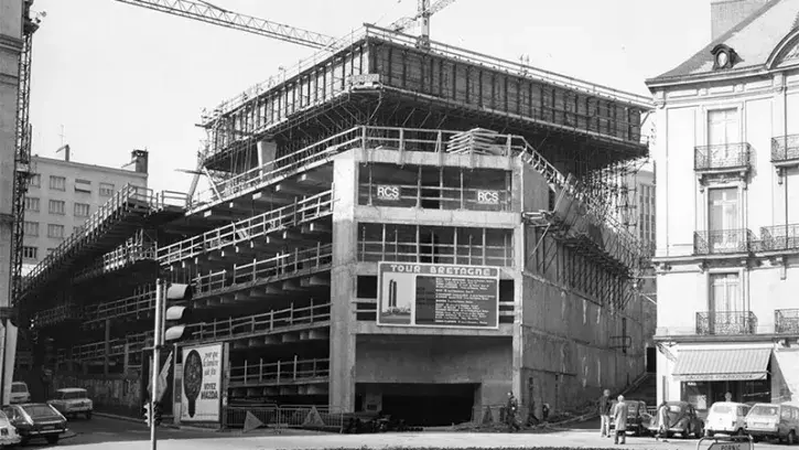 Un an plus tard, en septembre 1973, voici le chantier vu du cours des 50-Otages. Les chiffres de l'édifice donnent le tournis : 5 ans de travaux, 144 m de haut, 80 000 tonnes de béton et d'acier, 41 niveaux dont 32 de bureaux et 6 de parking, 16 000 m2 de