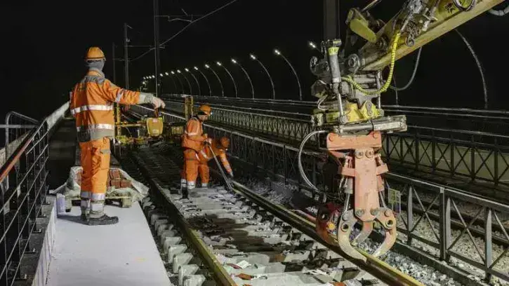 Pose des voies de tramway de nuit sur le pont de la Jonelière.
