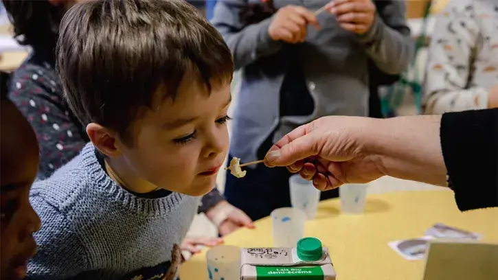 Pas toujours facile de goûter. Pour inciter les enfants réticents, comme Augustin, on leur propose simplement de sentir le fromage. © Céline Jacq pour Nantes Métropole