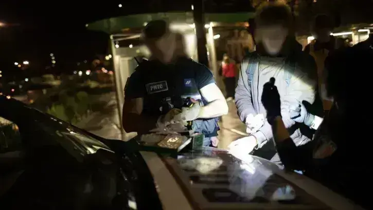 23h43. Un coup de couteau est signalé dans un tramway en circulation entre les arrêts Chantiers-Navals et Commerce. Informés par radio, la police métropolitaine des transports en commun (PMTC) et la police nationale se mettent en place à l'arrêt pour inte