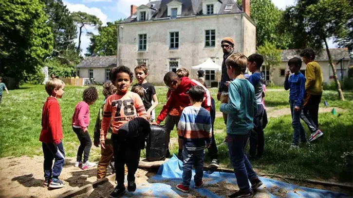 Le vaste jardin de l'Observatoire est un terrain de jeux idéal pour les enfants.