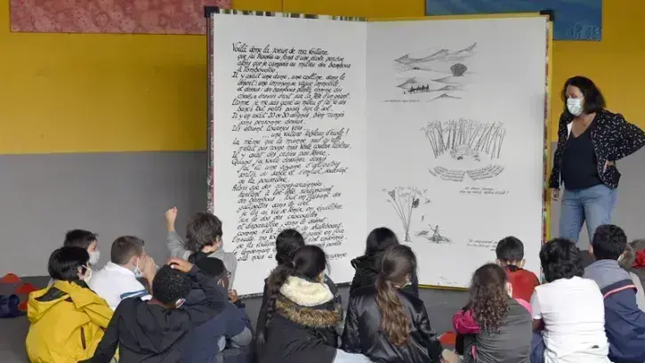 2021 : le livre des aventures de Monsieur Bourgogne ; début de la tournée de la bande dessinée géante dans les groupes scolaires du quartier (jusqu'en 2022) © Rodolphe Delaroque.