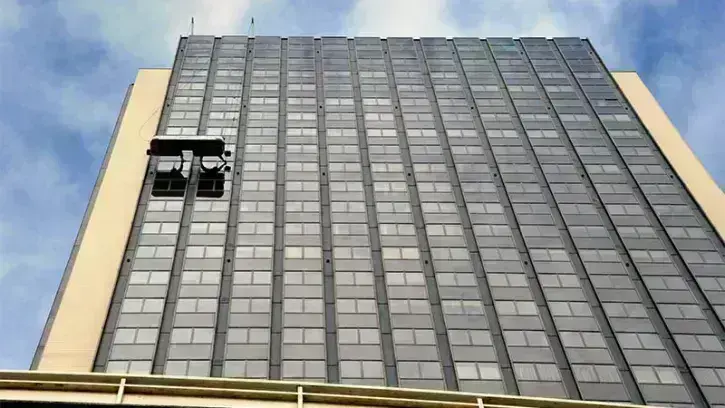 Avec ses 144 m, c'est la quatrième tour de bureaux la plus haute de France, hors région parisienne. Une fois par an, deux employés s'attaquent au nettoyage des 3 000 vitres de l'édifice, à l'aide d'une grande nacelle. L'opération prend environ un mois.