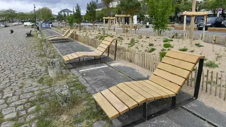 Passants et habitants peuvent déjà profiter des tables de pique-nique et des méridiennes. © Marc Roger. 