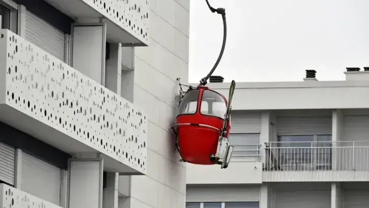 2022 : une cabine téléphérique apparaît sur la façade d'un immeuble rue d'Aquitaine © Rodolphe Delaroque.