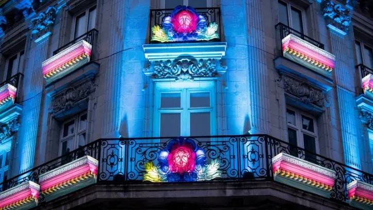 « Les sculptures sont réalisées en fers à béton soudés, entoilées, mises en lumières puis en couleur. Je n’ai pas voulu mettre les iris dans les mascarons. Les regards blancs, c’est comme si les sculptures regardaient à l’intérieur, et c’est le principe d