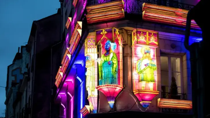 « Ici, l’idée était de reprendre les moulures médiévales et les sculptures de la Maison du Change, en augmentant la façade avec de la lumière et de la couleur. On les recrée ensuite sur une autre façade, comme si elles s’étaient déplacées. »