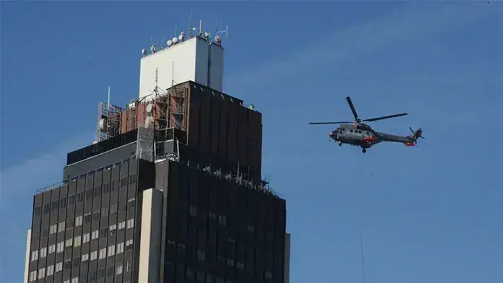 Ballet d'hélicoptère dans le ciel nantais ! En mars 2015, l'hélitreuillage est nécessaire pour changer la climatisation de la tour. 40 tonnes de matériel sont ainsi transportés…