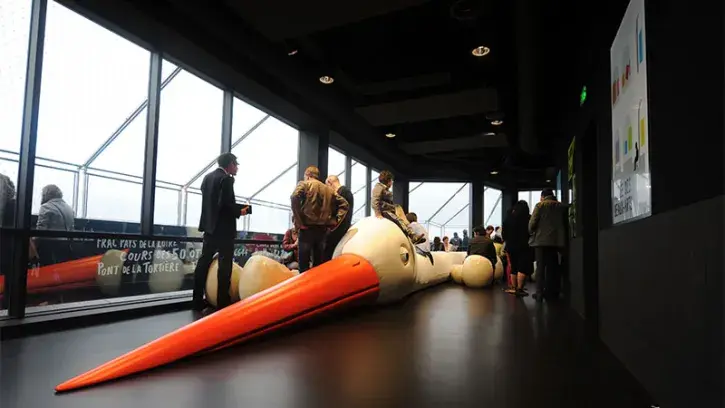 Le 15 juin 2012, la terrasse du 32e étage est rouverte au public après plus de 10 ans de fermeture. Le plasticien nantais Jean Jullien a imaginé ici un bar, le Nid. Les clients s'y assoient dans des sièges en forme de coquilles d'œuf, sous l'œil bienveill