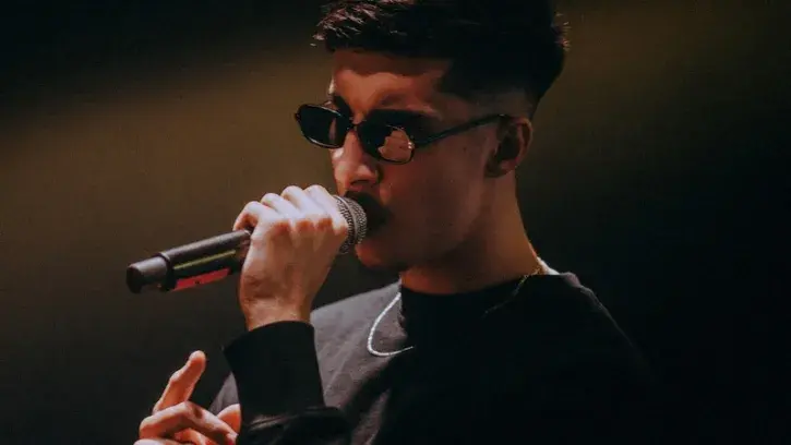 Allebou. « C'est l'un des deux représentants du courant rap à OZ. Allebou mélange plein de styles différents, avec des textes conscients, de l'ego-trip. C'est une boule d'énergie. »