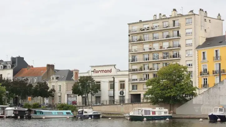 L'îlot Normand, vu ici depuis l'île de Versailles, se compose d'ateliers, d'entrepôts et d'une maison de maître du 19e siècle. © Anyoji Beltrando