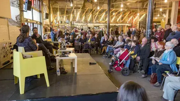 Le festival Atlantide organise de très nombreuses rencontres (gratuites) avec des autrices et auteurs du monde entier © Stefan Menoret.