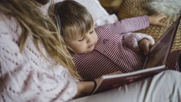 Les enfants et les adultes sont conviés à désigner leur album préféré en glissant une image-bulletin dans une urne de vote : une urne pour les enfants, et une autre pour les adultes qui n'ont pas toujours les mêmes goûts ! © AdobeStock.
