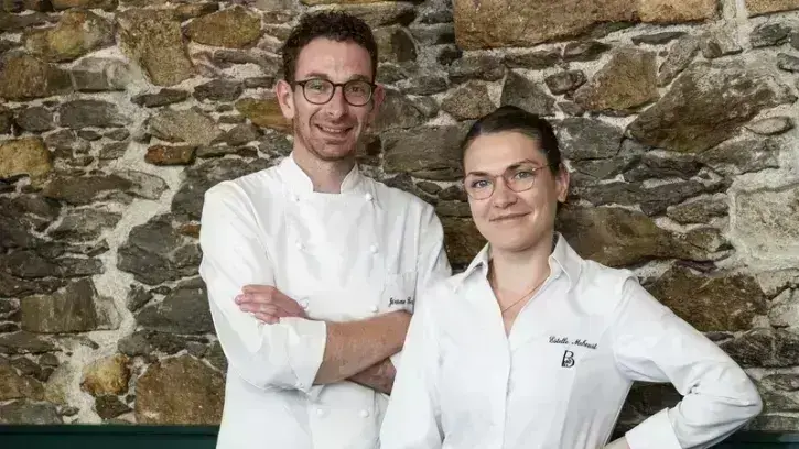 Bairoz. « Sourcing au top, courte carte à boire de Loire et d'ailleurs, service impeccable », résume l'équipe des Tables de Nantes quant à cette nouvelle adresse de la rue Fouré. Estelle Méheust et Jérôme Berdelou, aux commandes de Bairoz depuis un an, pr