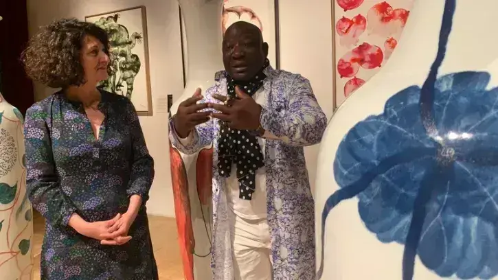 Barthélémy Toguo et Krystel Gualdé. Les nombreuses œuvres présentées au fil des salles du musée sont mises en regard avec le parcours permanent, pour questionner notre regard sur l'histoire coloniale © Nantes Métropole.