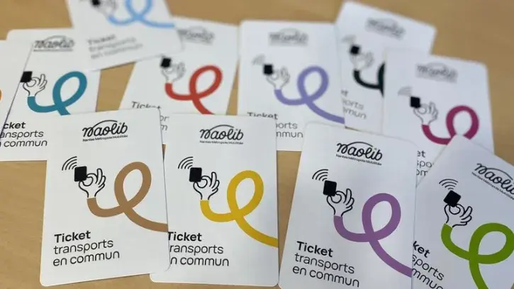Les nouveaux titres de transport, pour la plupart rechargeables, sont cartonnés et au format d'une carte bancaire.