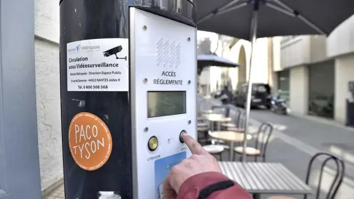 Des bornes permettent de contrôler l'accès aux zones piétonnes de Nantes © Stéphane Ménoret.